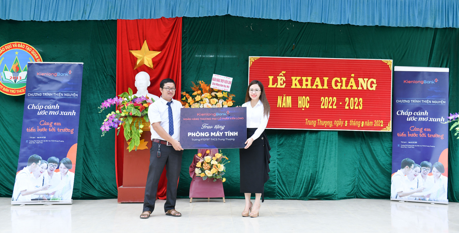 Bà Trần Thị Thu Hằng - Chủ tịch HĐQT Ngân hàng Kiên Long đại diện trao tặng Phòng máy tính cho Ban Lãnh đạo trường PTDTBT THCS Trung SThượng