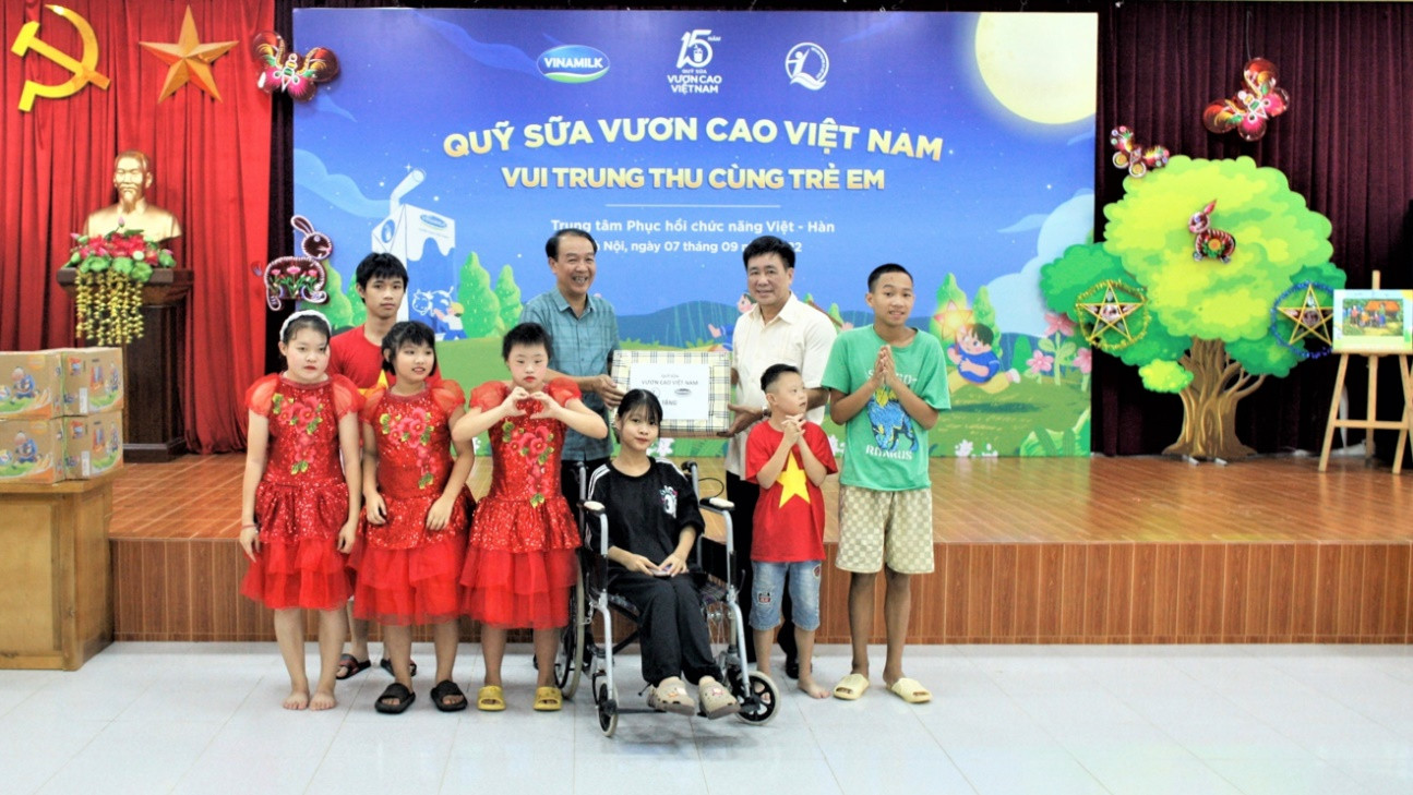 Ông Nguyễn Kim Cam – Giám đốc Trung tâm Phục hồi chức năng Việt-Hàn nhận món quà trung thu từ Đại diện Quỹ bảo trợ trẻ em Việt Nam.