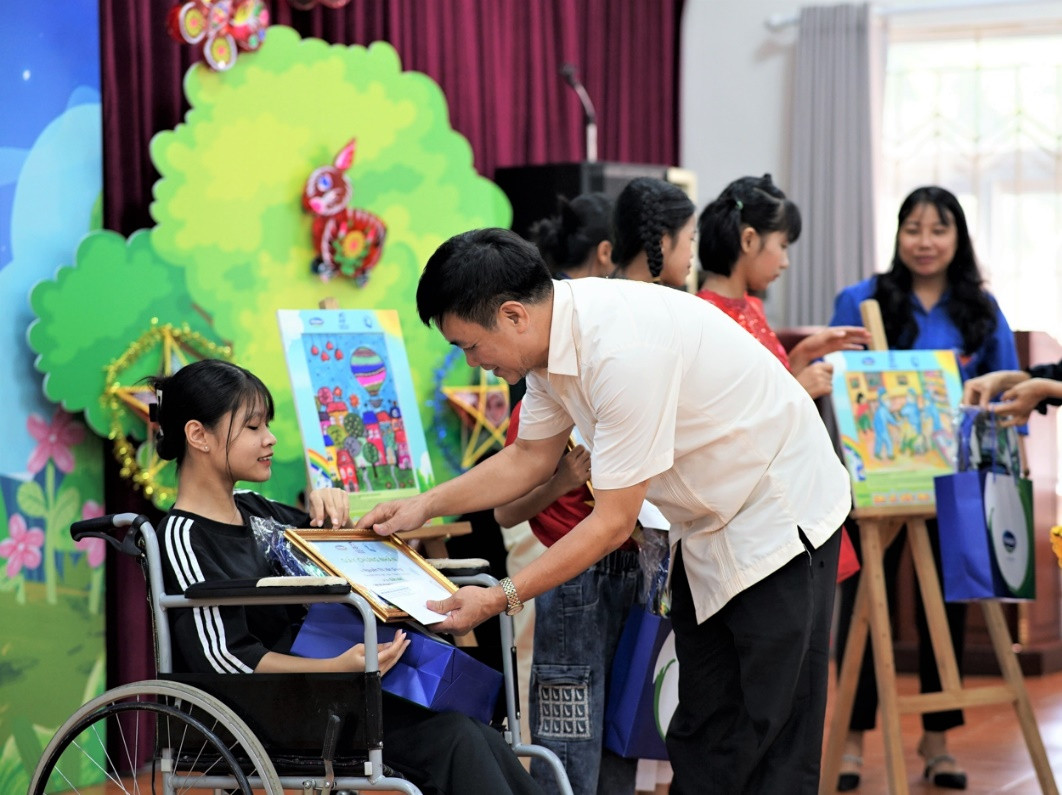 Em Nguyễn Thị Vân Giang – Giải Nhì cuộc thi vẽ tranh nhận bằng khen và quà tặng khích lệ từ Giám đốc Quỹ bảo trợ trẻ em Việt Nam.