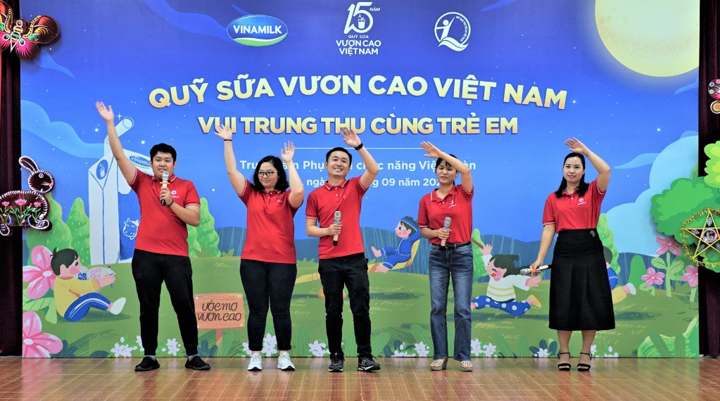 Thay cho lời chúc mừng trung thu, các nhân viên Vinamilk tại Hà Nội cũng đã gửi tặng các em một tiết mục sôi động.