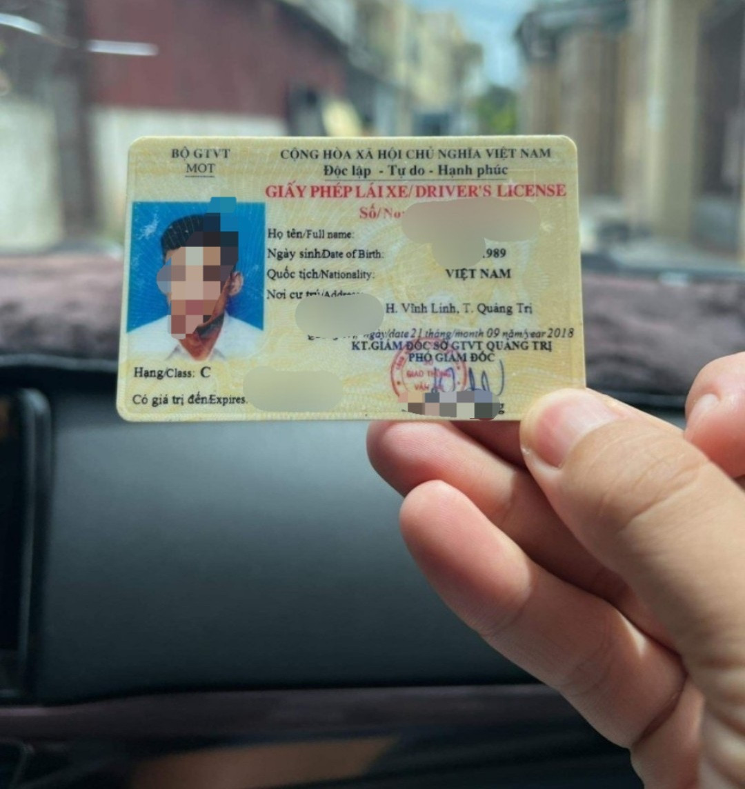 Cán bộ trao trả nhầm giấy phép lái xe đang bị tước cho tài xế (Ảnh: MXH).