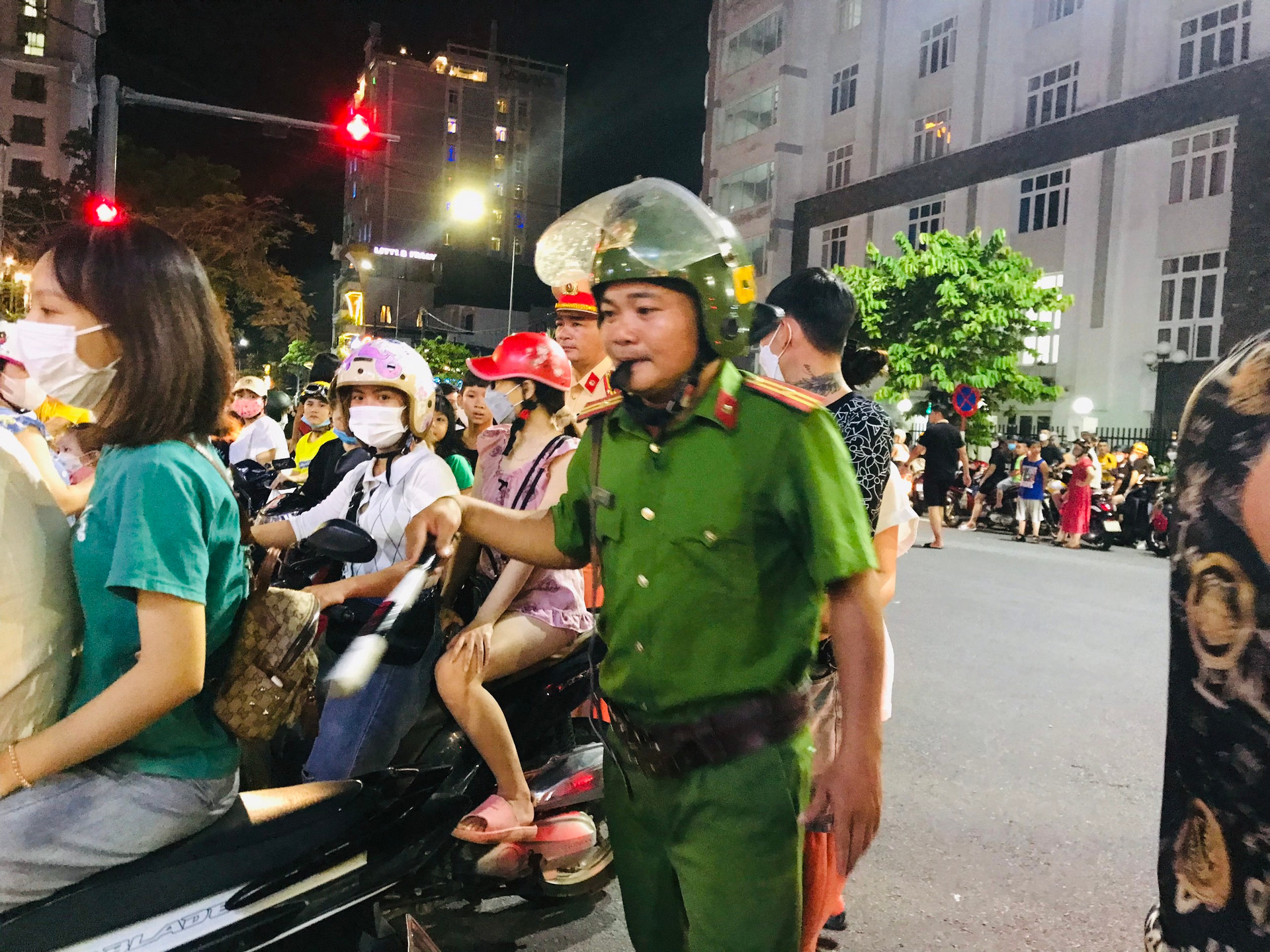 Lực lượng Công an kêu gọi người dân không dừng xe, tập trung đông người trên lòng, lề đường gây ảnh hưởng đến an toàn giao thông.