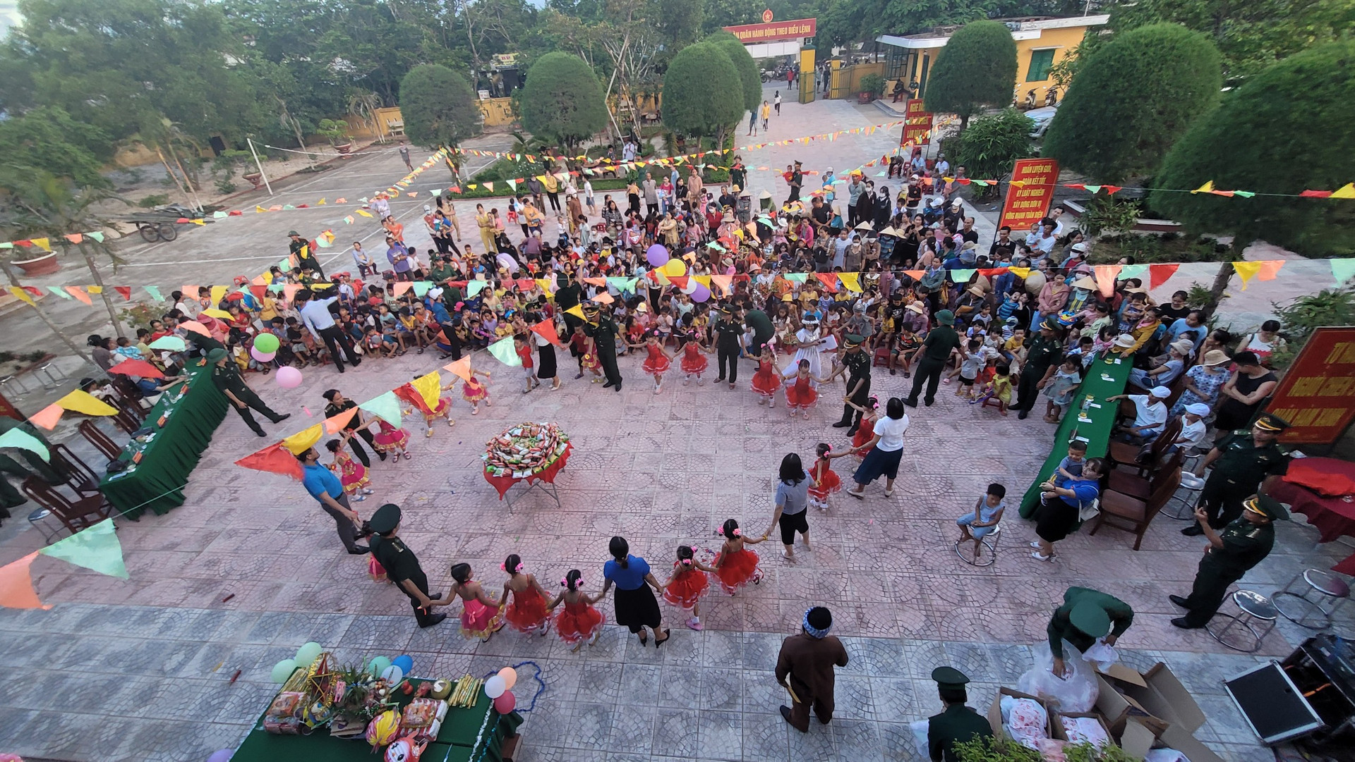 600 em nhỏ tại nhiều xã ven biển huyện Hải Lăng, Quảng Trị được tổ chức vui Tết Trung thu.