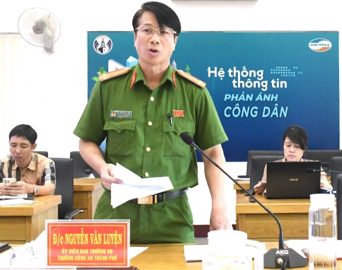 Đại tá Nguyễn Văn Luyện - Trưởng Công an TP Vũng Tàu báo cáo tại cuộc họp.