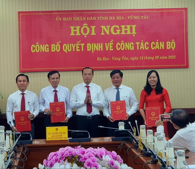 Sáng 14/9, ông Nguyễn Văn Thọ - Chủ tịch UBND tỉnh Bà Rịa-Vũng Tàu đã chủ trì hội nghị hội nghị công bố 4 quyết định về công tác cán bộ.