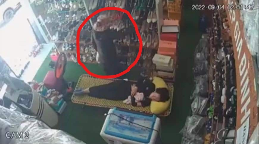 Hành vi trộm cắp của người phụ nữ đã bị các camera an ninh tại cửa hàng ghi lại. Ảnh: Cắt từ clip.