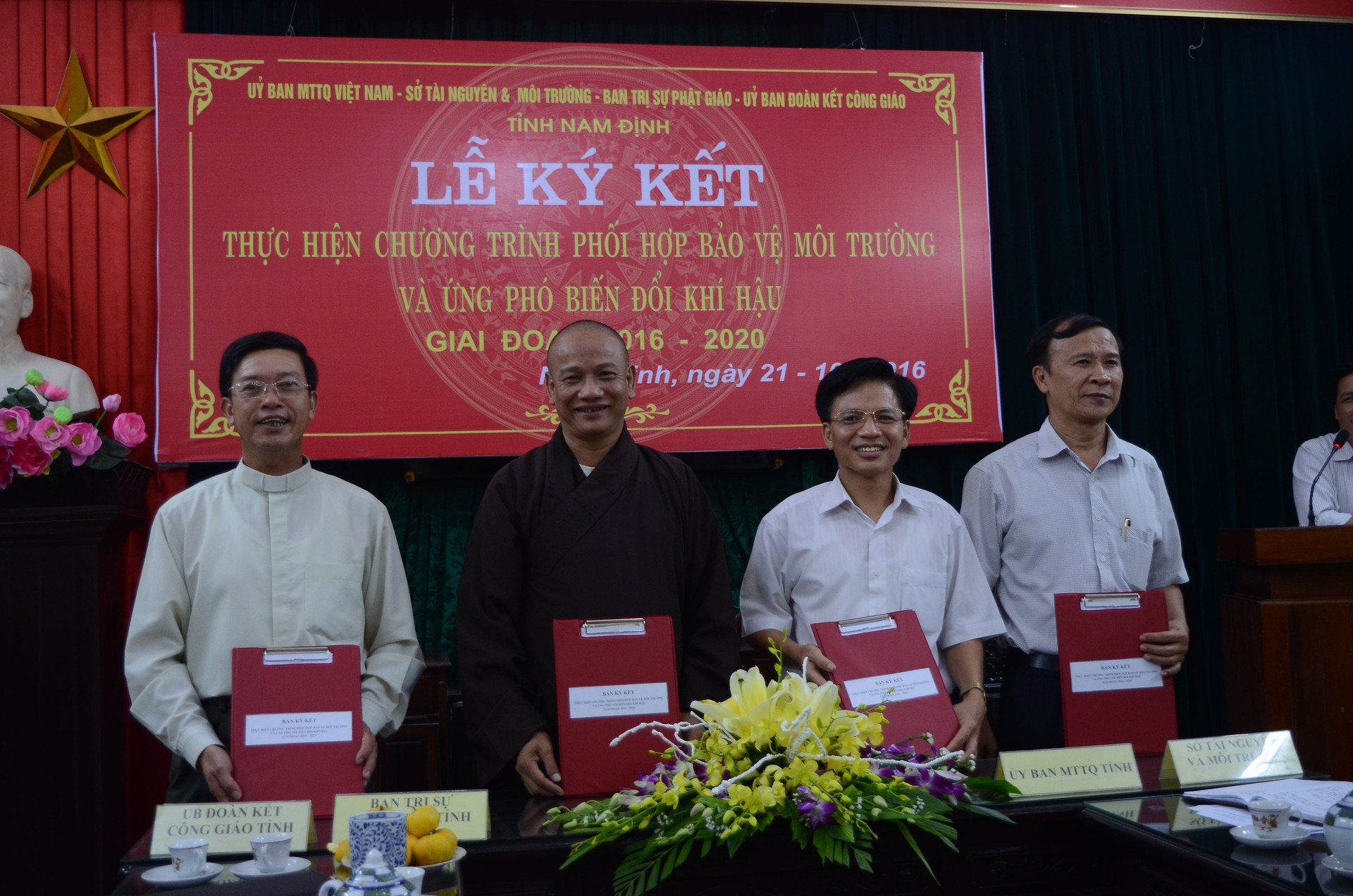 Hằng năm, Ủy ban MTTQ tỉnh, Ban trị sự Giáo hội Phật giáo tỉnh, Ủy ban Đoàn kết Công giáo tỉnh và Sở Tài nguyên-Môi trường tỉnh Nam Định ký kết thực hiện Chương trình phối hợp tham gia bảo vệ môi trường, ứng phó với biến đổi khí hậu.