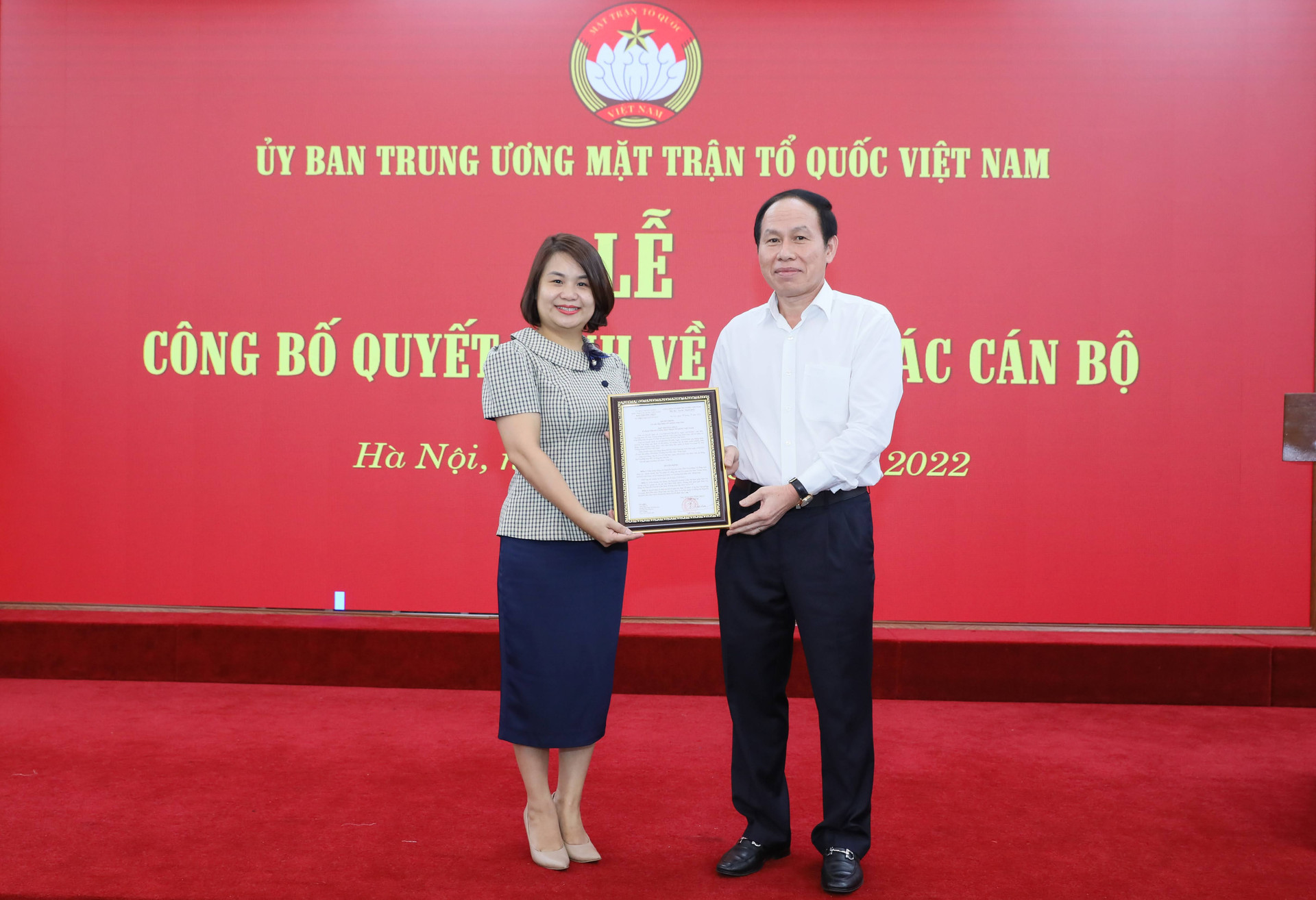 Phó Chủ tịch - Tổng Thư ký Lê Tiến Châu trao quyết định cho Tân Trưởng ban Dân chủ - Pháp luật. 