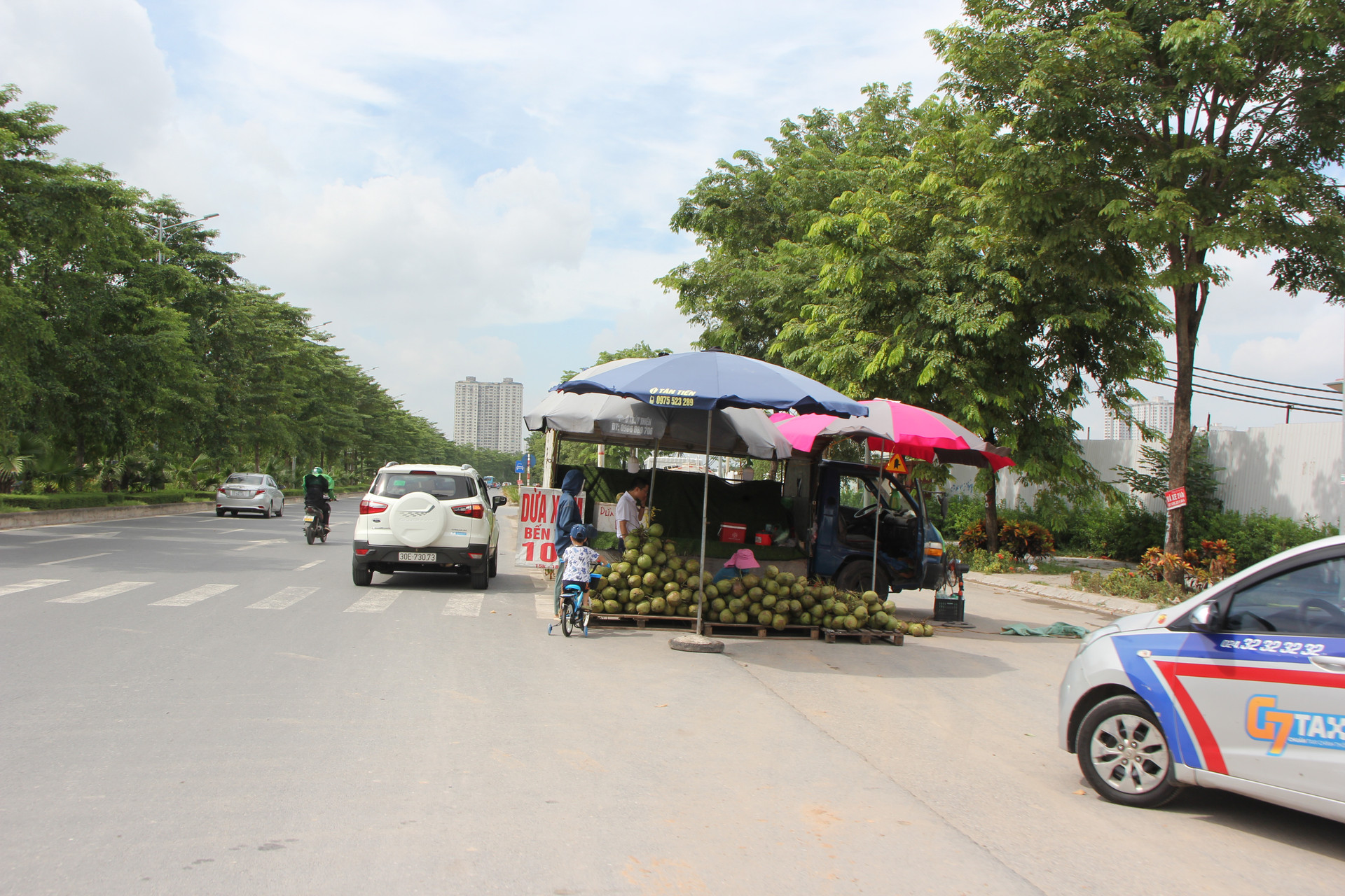 Ngoài tình trạng rác thải bủa vây thì trên đường Đại lộ Chu Văn An các tiểu thương ngang nhiên lấn chiếm lòng đường để kinh doanh, buôn bán gây mất trật tự an toàn giao thông.