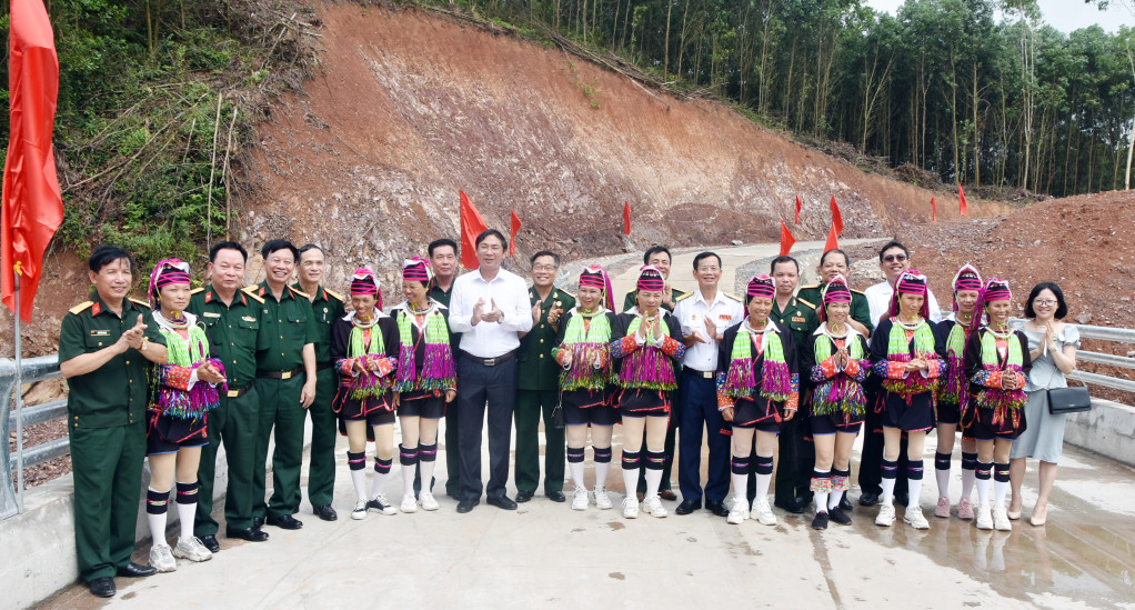 Hội CCB tỉnh Quảng Ninh tham gia xây dựng công trình cầu vượt lũ xóm Trại Mít (thôn 5, xã Quảng Phong, huyện Hải Hà) có tổng trị giá 3,5 tỷ đồng. Ảnh: D.T.