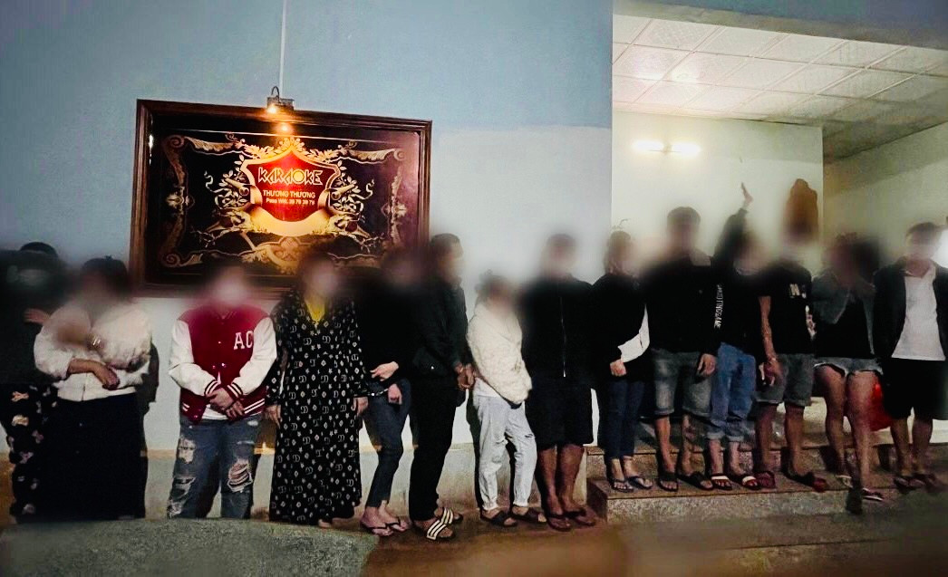 15 nam, nữ thanh niên bị lực lượng Công an bắt quả tang khi đang sử dụng trái phép chất ma túy trong quán Karaoke.