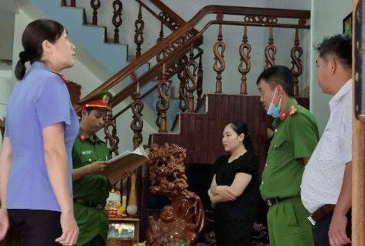 Cơ quan CSĐT Công an tỉnh Đắk Nông thực hiện lệnh khám xét nơi ở của Bùi Thị Ngọc Sâm.