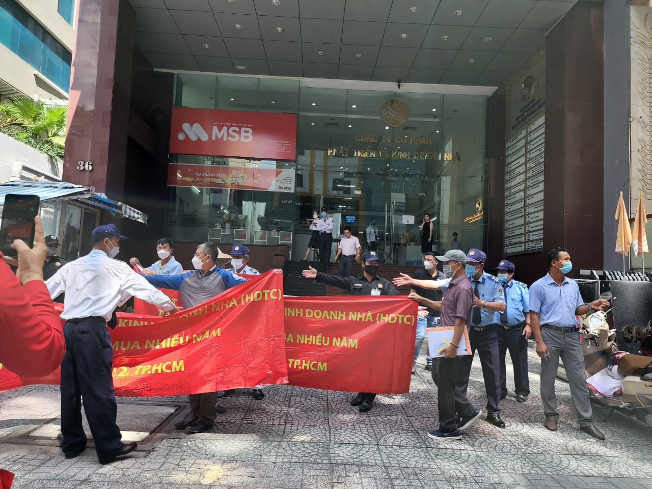 Sáng ngày 22/9, hàng trăm cư dân dự án KDC An Sương đã kéo nhau lên trụ sở của Công ty HDTC để căng băng rôn yêu cầu chủ đầu tư bàn giao sổ đỏ.