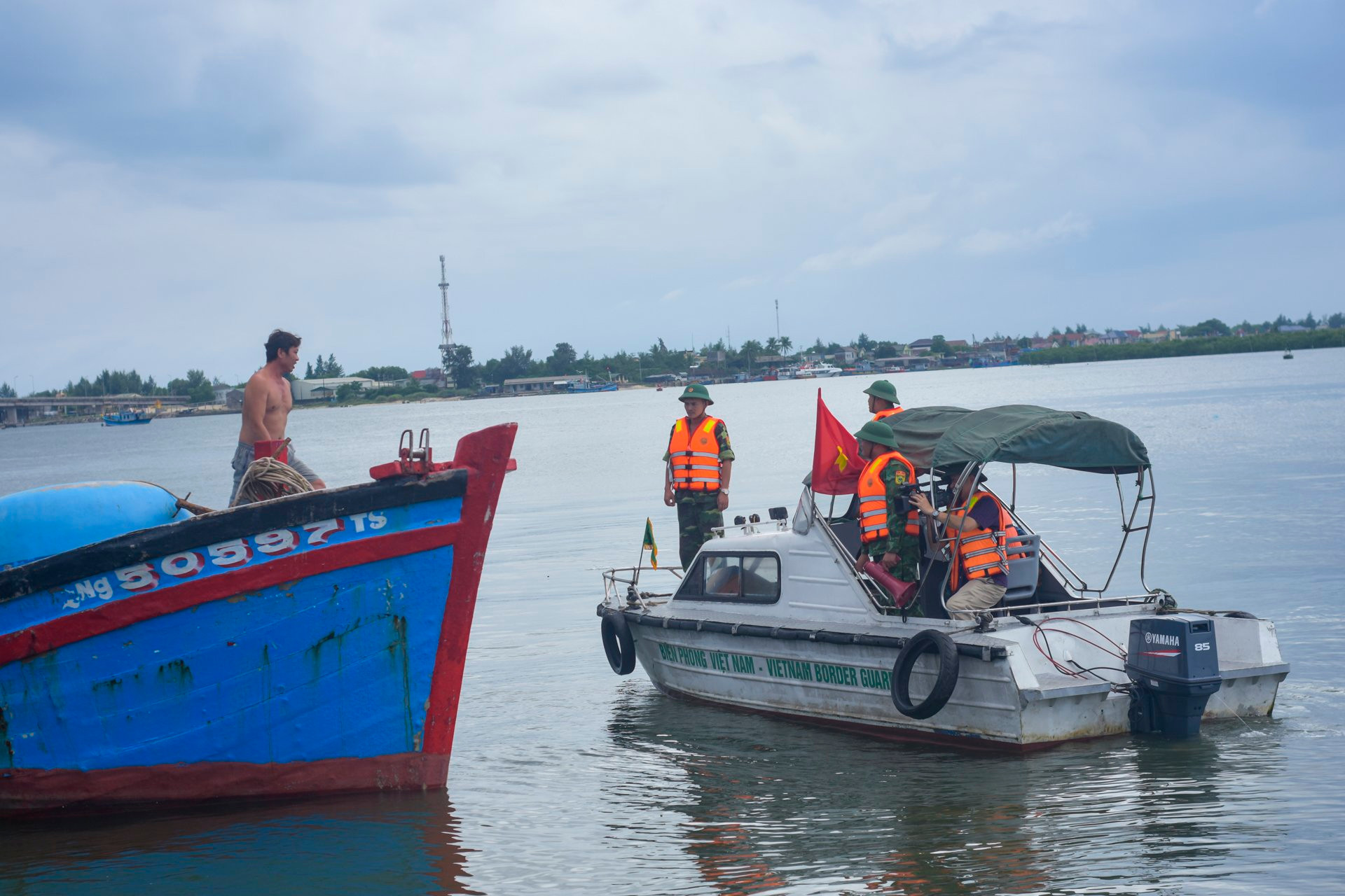 Đồn Biên phòng Cửa khẩu cảng Cửa Việt huy động lực lượng của đơn vị tiến hành thông báo, hướng dẫn các chủ thuyền đưa tàu thuyền vào nơi an toàn.