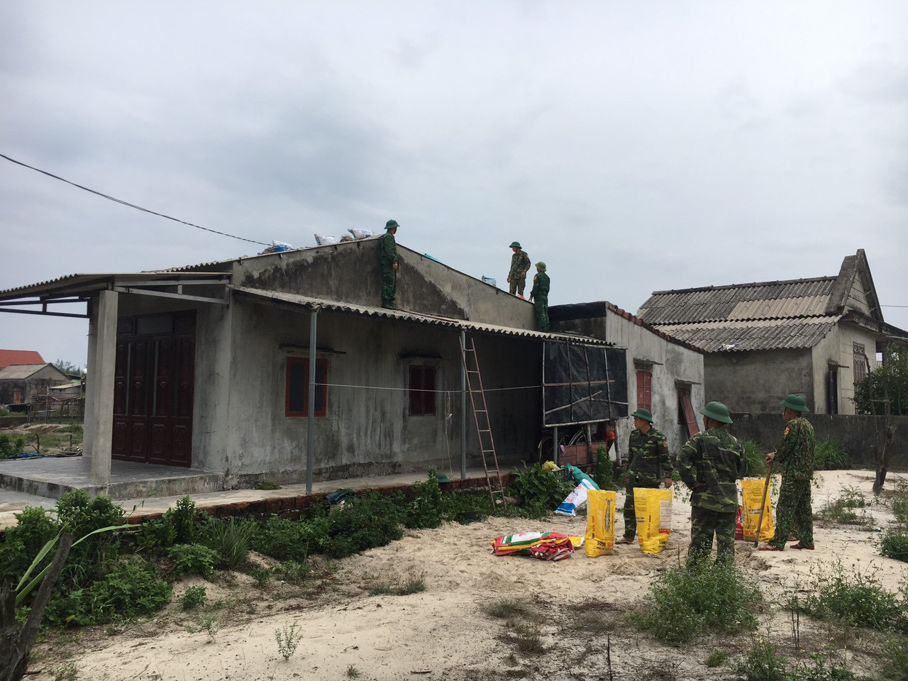 Lực lượng thuộc Đồn Biên phòng Hải An tiến hành giúp đỡ người dân chằng chéo nhà cửa, đặc biệt là các hộ gia đình neo đơn, chính sách.