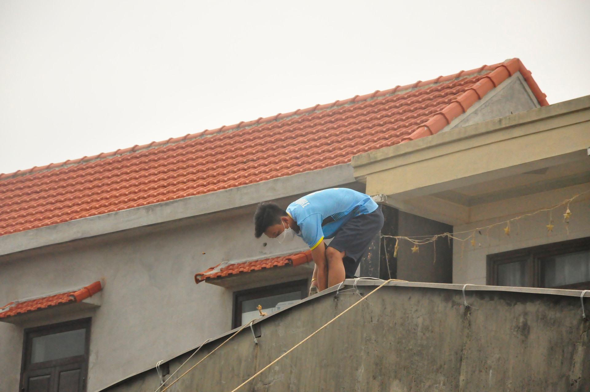 Nhiều người dân tiến hành khoan, bắt thêm ốc vít lên mái tôn để tăng thêm độ chắc chắn.