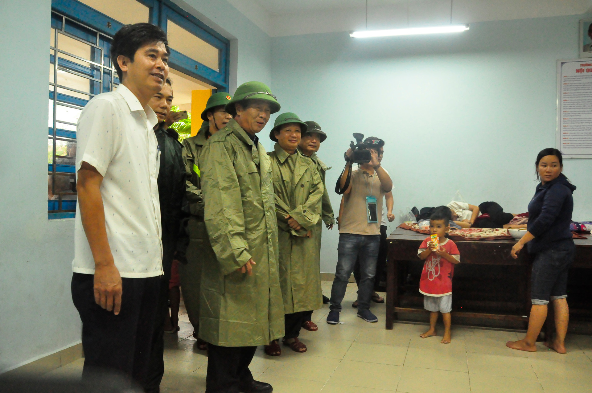 Phó Thủ tướng Lê Văn Thành và nhiều lãnh đạo tỉnh Thừa Thiên - Huế thăm hỏi, động viên người dân tránh, trú bão Noru tại trường THCS Thuận An.