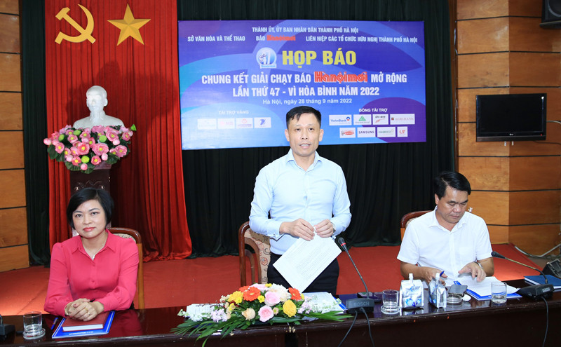 Phó Tổng Biên tập phụ trách Báo Hànộimới Nguyễn Thành Lợi phát biểu tại buổi họp báo.