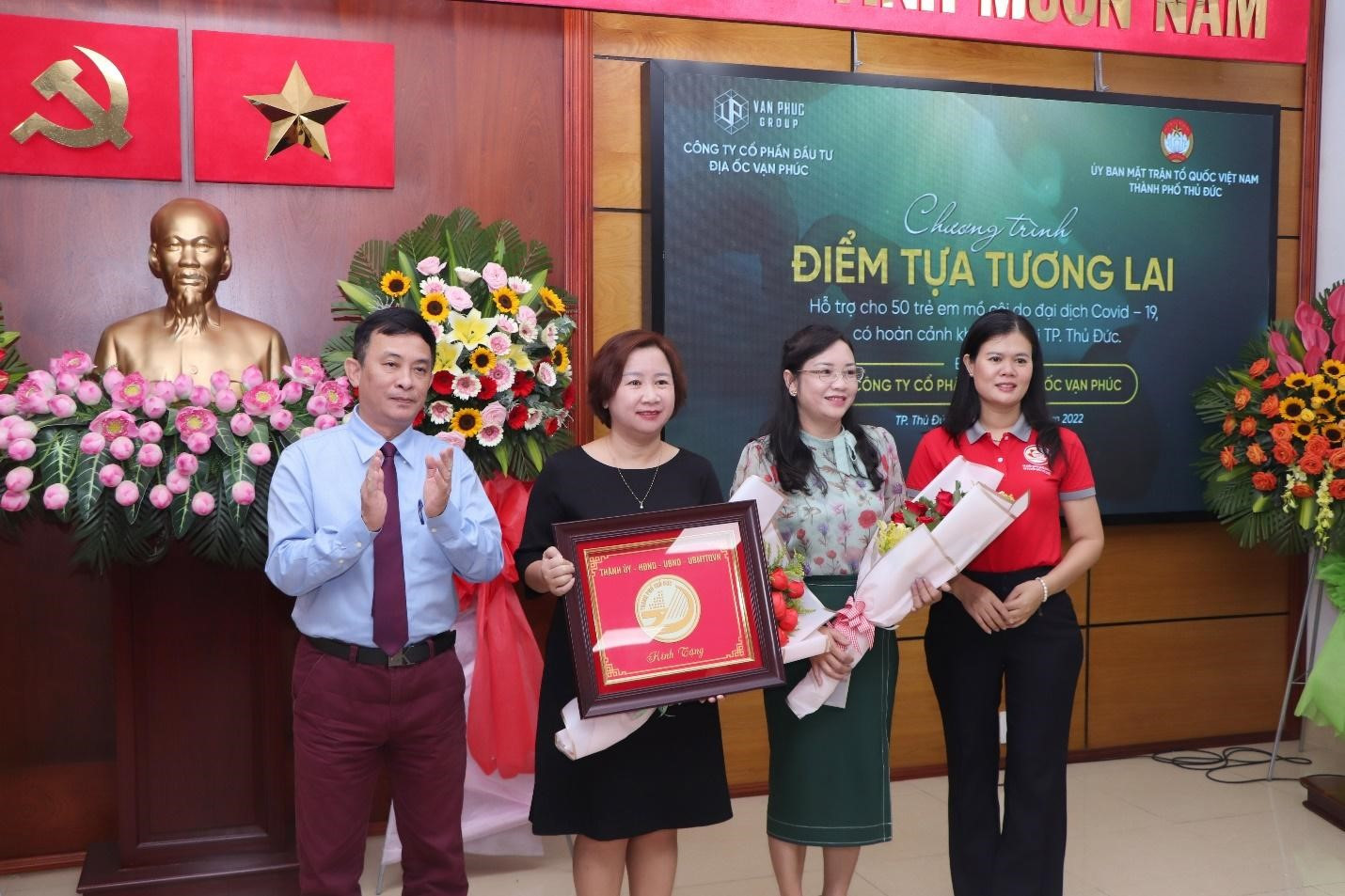 Đại diện Van Phuc Group nhận bằng khen thay lời cảm ơn từ MTTQ Việt Nam TP.Thủ Đức - Ảnh: Vinh Rose