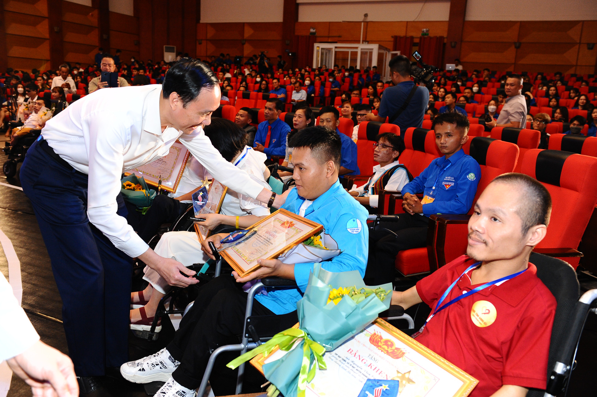 Phó Chủ tịch Ủy ban Trung ương MTTQ Việt Nam Phùng Khánh Tài trao bằng khen cho người khuyết tật tiêu biểu. 