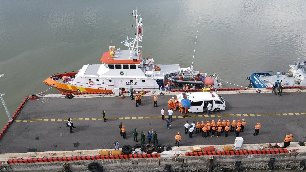 Tàu SAR 272 của Trung tâm PHTKCNHH khu vực 3 đưa 13 thi thể thuyền viên tàu Wu Zhou 8 bị nạn trên biển cập cảng tại TP Vũng Tàu.
