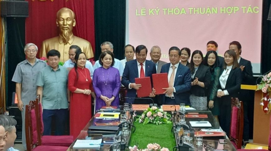 Đại diện CT Group và Hội Người cao tuổi Việt Nam ký kết hợp tác.
