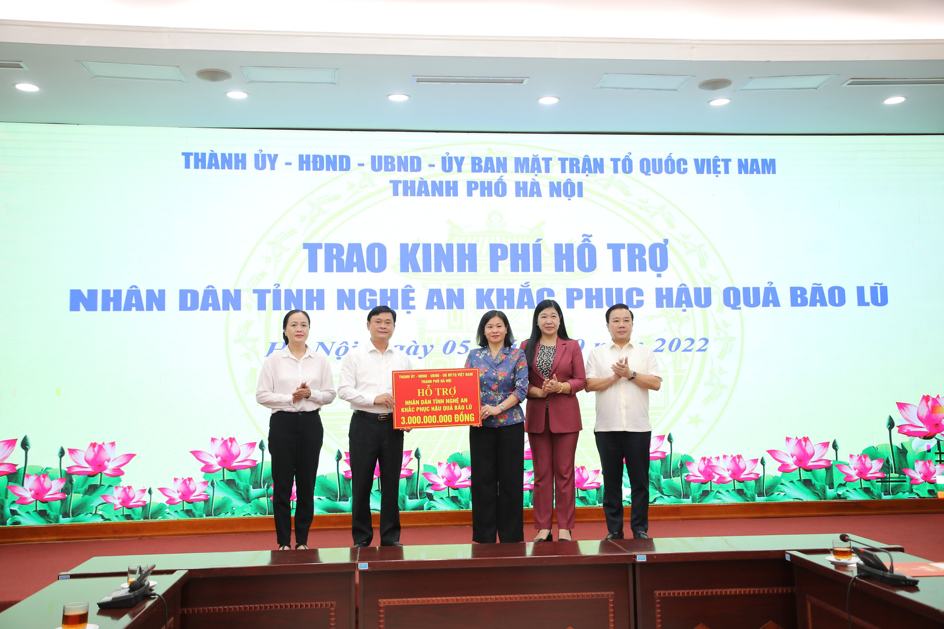 Lãnh đạo Thành phố Hà Nội trao kinh phí hỗ trợ nhân dân tỉnh Nghệ An khắc phục hậu quả bão lụt.