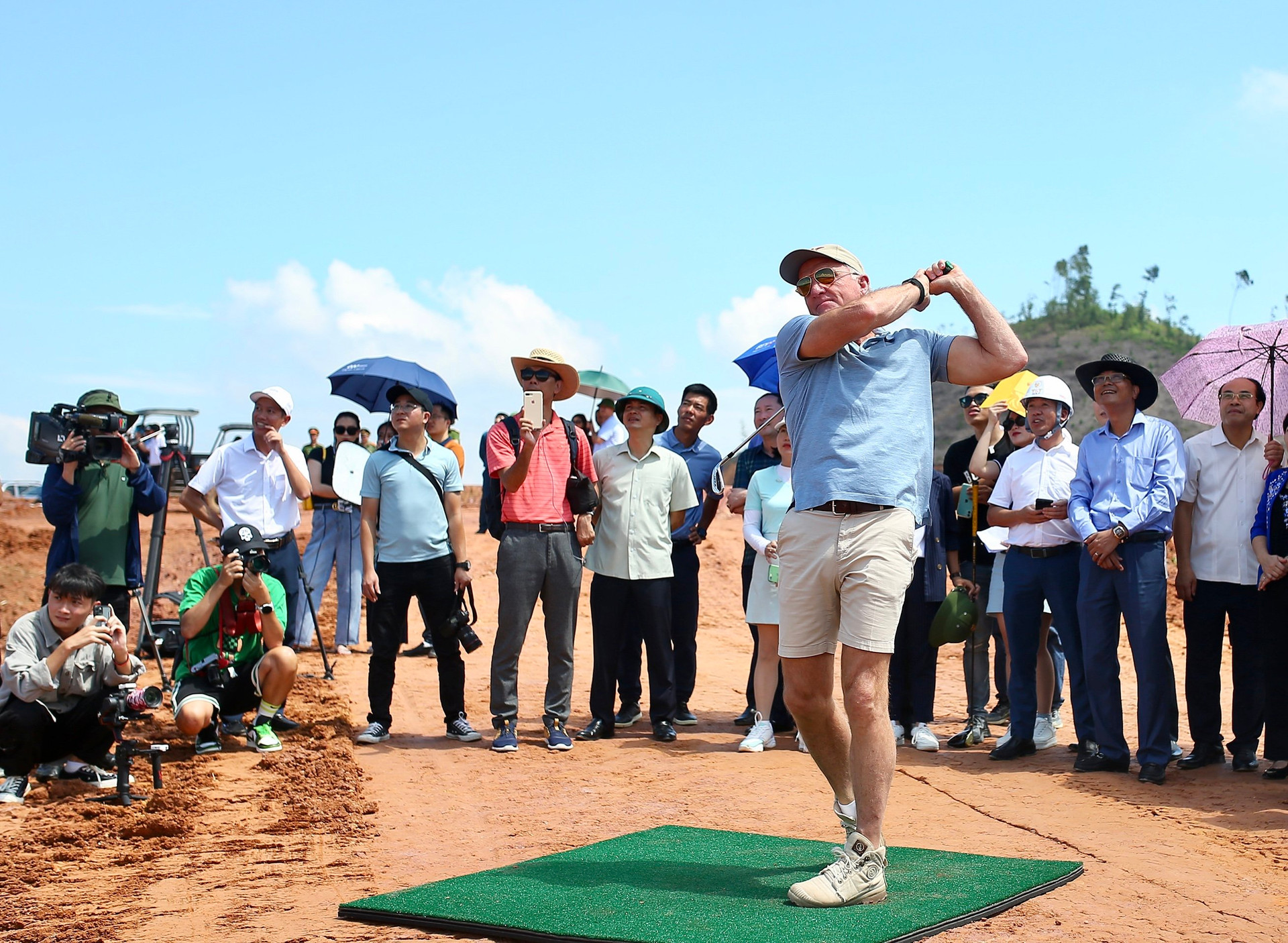 Tay golf lừng danh thế giới Greg Norman phát thử bóng ở hố 11, Sân golf Tam Nông 1.