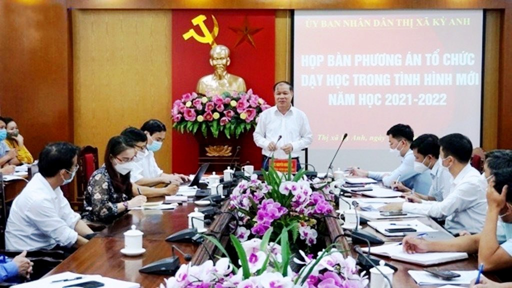 Chủ tịch UBND thị xã Kỳ Anh Nguyễn Hoài Sơn chủ trì chỉ đạo Phòng Giáo dục thị xã triển khai phương án dạy học trong tình hình mới năm học 2021-2022.