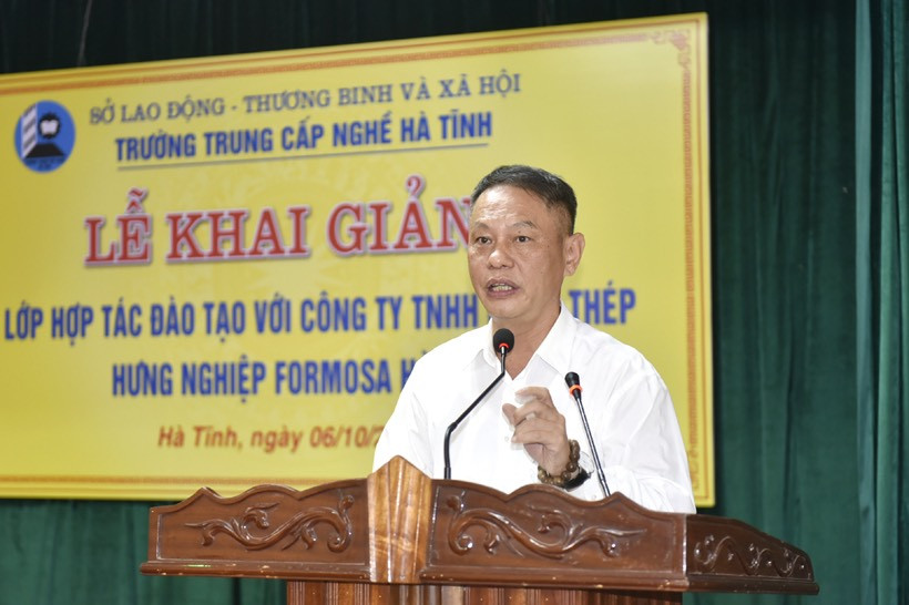 Ông Ngưu Tuấn Phát - Phó Tổng giám đốc Công ty TNHH Gang thép Hưng Nghiệp Formosa Hà Tĩnh phát biểu tại lễ khai giảng.