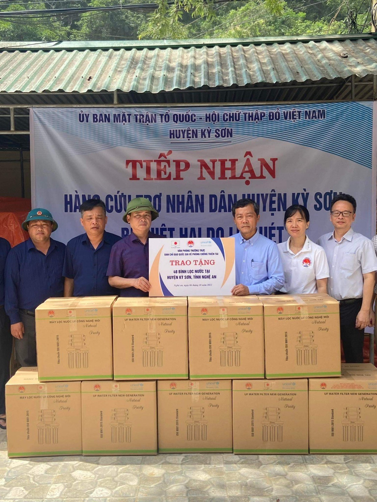 Ông Nguyễn Văn Tiến - Phó Tổng cục trưởng Cục PCTT trao quà tại huyện Kỳ Sơn.