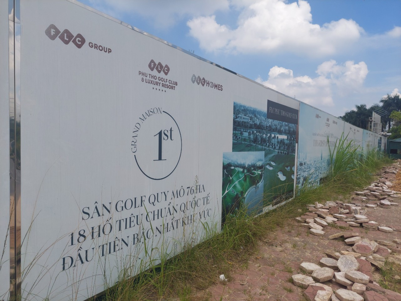 Trái ngược với những tấm bảng quảng cáo được treo bên ngoài với thông tin Ghi dấu những giá trị lần đầu tiên tại Phú Thọ. Kiến trúc Pháp Haussmann đầu tiên, sân golf quy mô 76ha _18 hố tiêu chuẩn quốc tế đầu tiên bậc nhất khu vực...