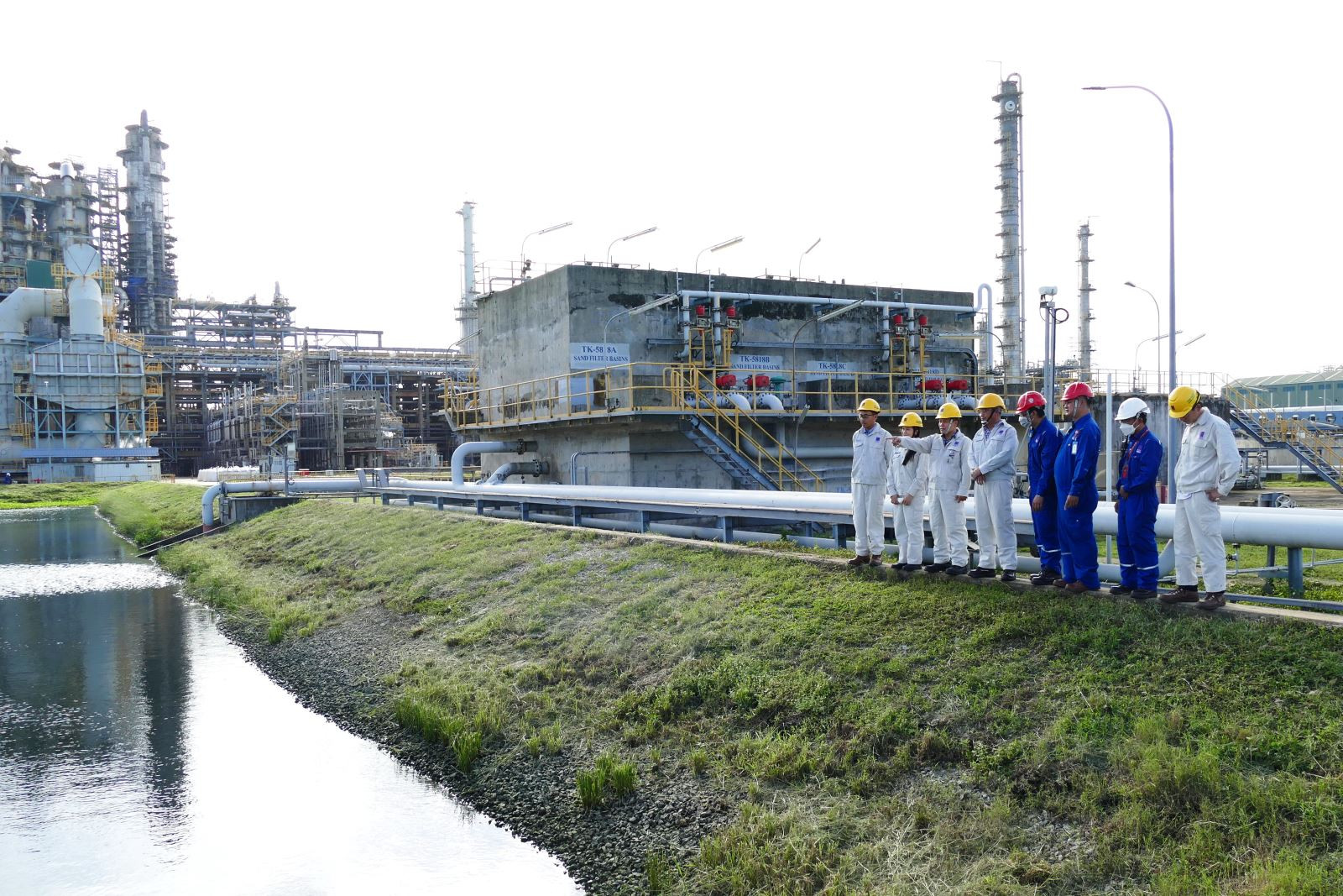 Tổ Giám sát môi trường, Bộ TN&MT kiểm tra công tác bảo vệ môi trường tại hồ chứa nước thải đã qua xử lý  của NMLD Dung Quất.