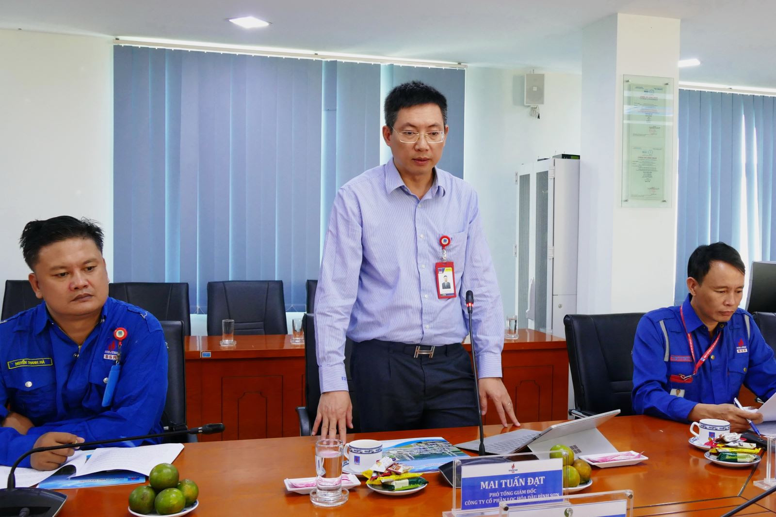 Phó Tổng giám đốc BSR Mai Tuấn Đạt báo cáo về công tác bảo vệ môi trường tại NMLD Dung Quất.