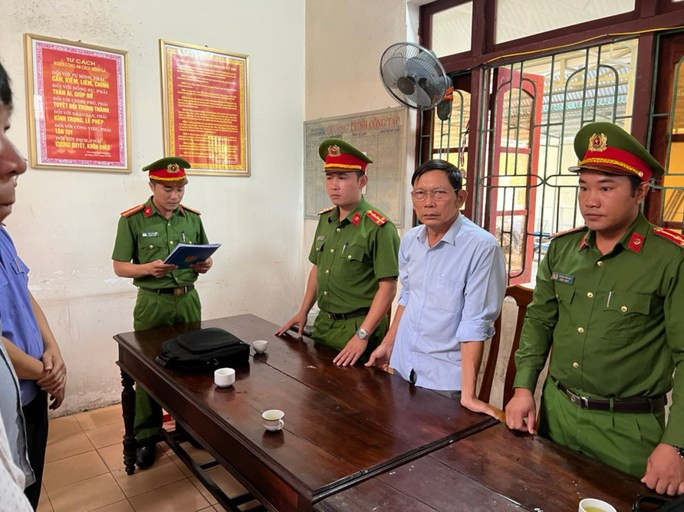 Ông Hoàng Văn Đức bị khởi tố, bắt tạm giam về tội danh “Lạm dụng chức vụ, quyền hạn để chiếm đoạt tài sản”.
