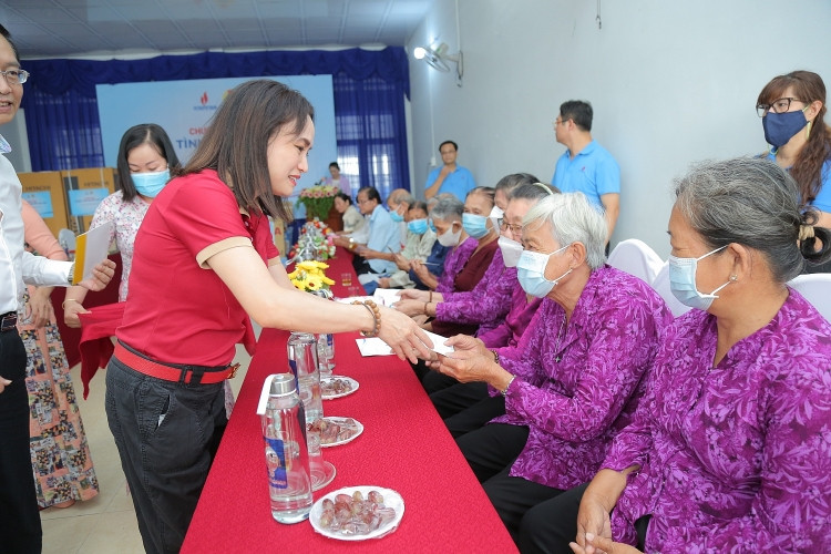 Lãnh đạo Tập đoàn và Công đoàn DKVN trao quà cho người cao tuổi đang được chăm sóc tại Trung tâm.