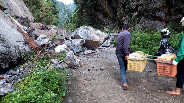 Hơn 100 khối đá vôi chắn ngang đường dân sinh khiến 200 hộ dân bị cô lập.