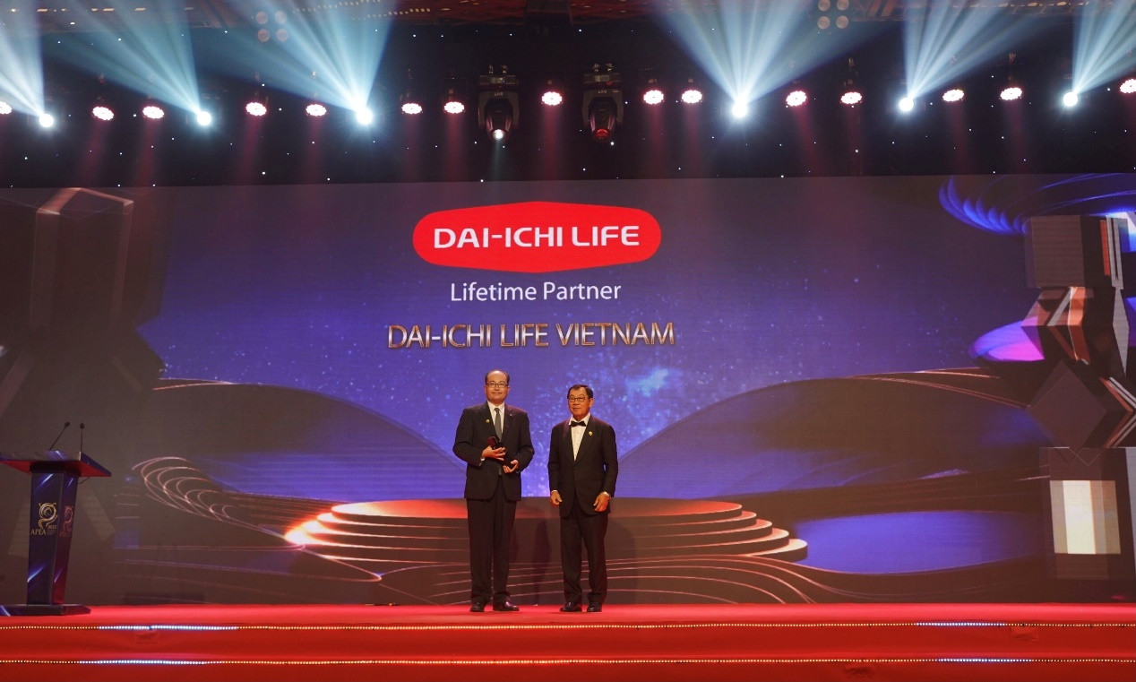 Ông Seigo Fujimaru – Phó Tổng Giám đốc Điều hành kiêm Phó Tổng Giám đốc Tài chính Tổng hợp Dai-ichi Life Việt Nam nhận giải “Doanh nghiệp xuất sắc Châu Á”.