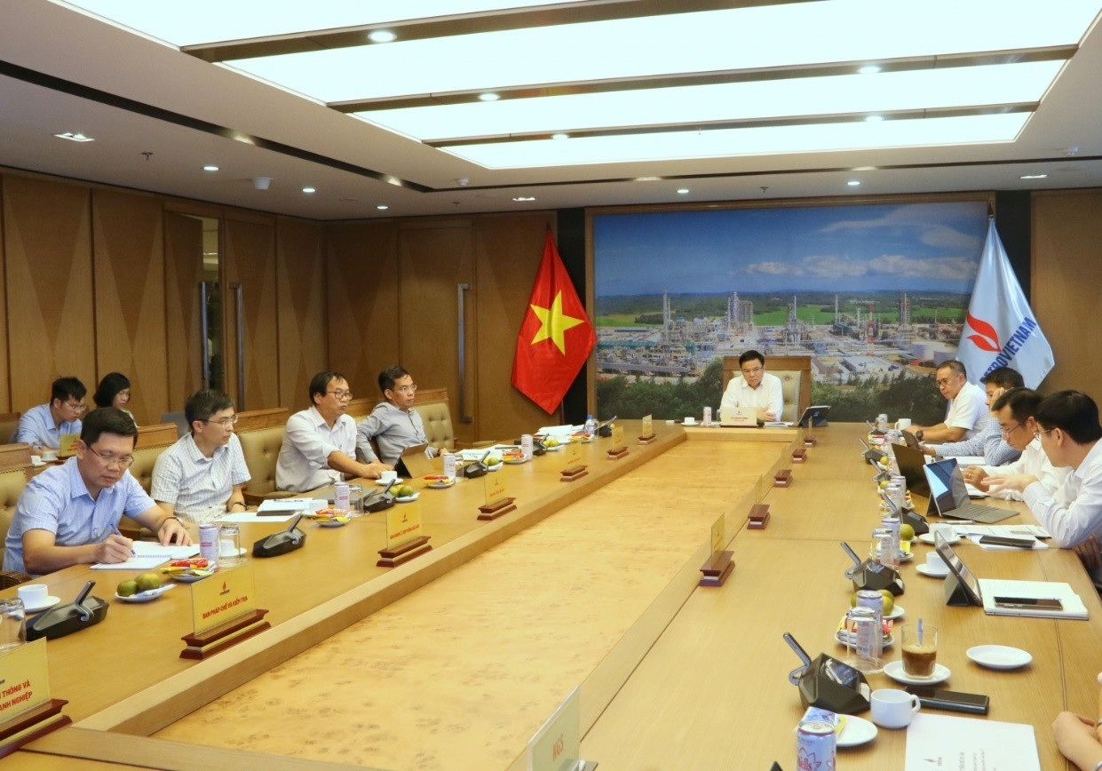 Tổng Giám đốc Petrovietnam Lê Mạnh Hùng chủ trì một buổi họp về công tác chuyển đổi số.