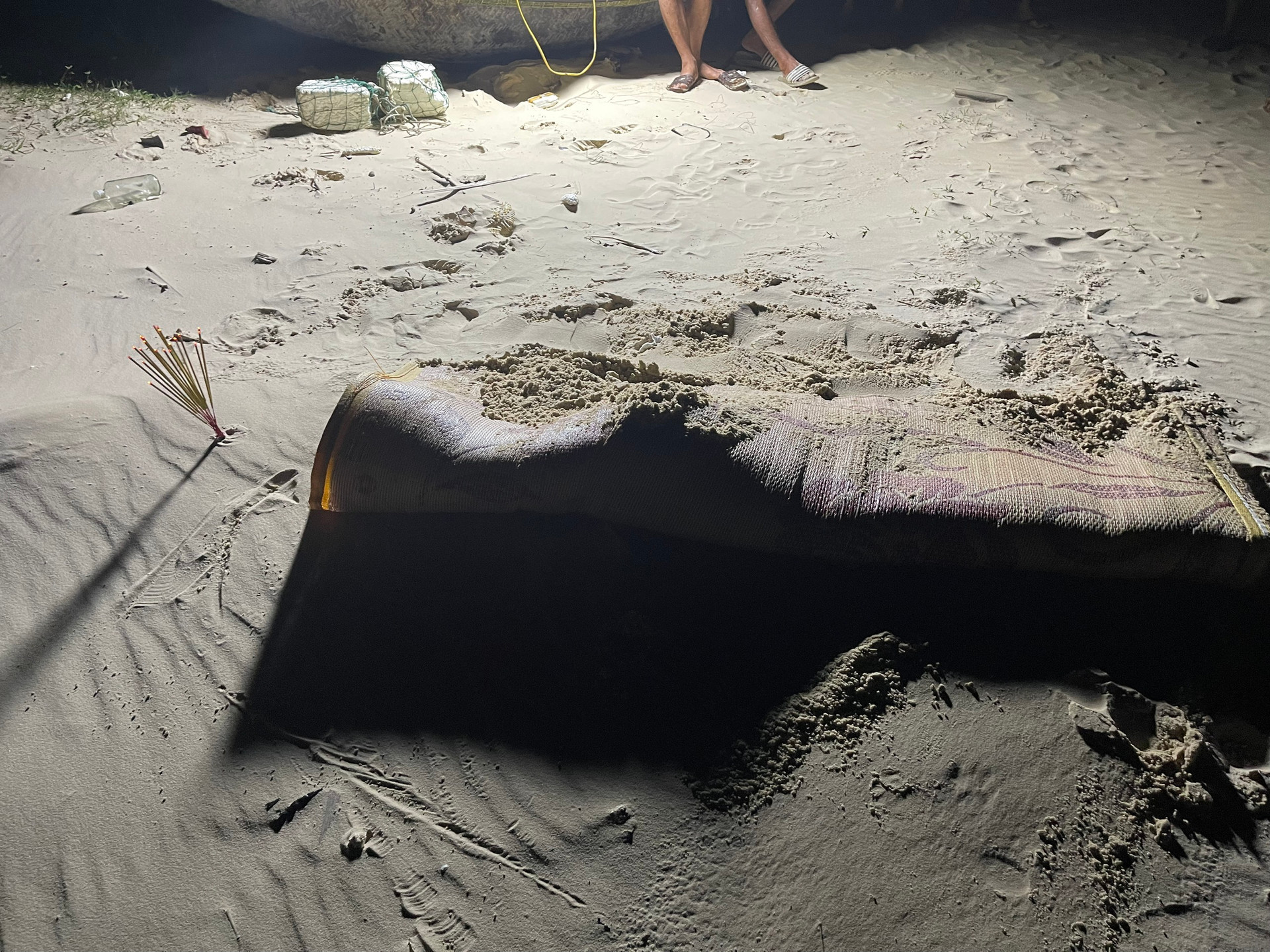 Người dân phát hiện 1 phần thi thể người đang trong quá trình phân hủy tại bờ biển xã Hải An, Hải Lăng. Ảnh: CTV.