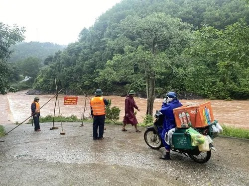 Mưa lớn khiến nhiều khu vực ở tỉnh Quảng Bình bị chia cắt.