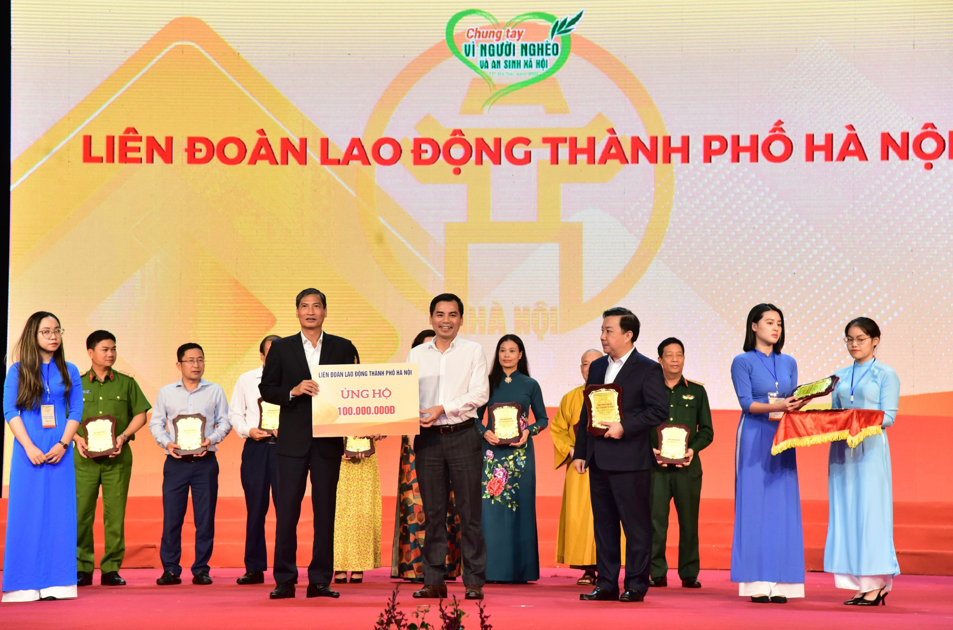 Lãnh đạo UBND - Ủy ban MTTQ thành phố Hà Nội tiếp nhận ủng hộ từ các đơn vị.