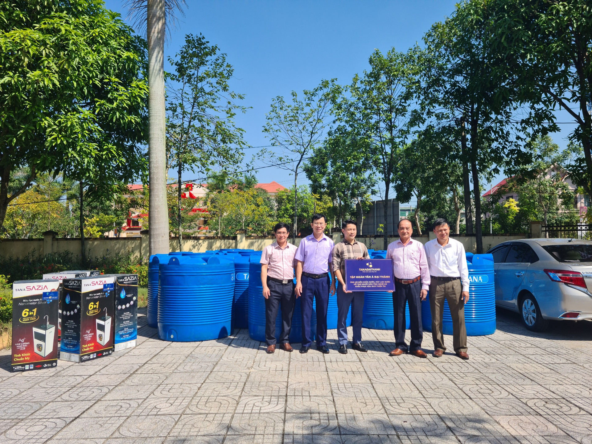 Đại diện Tập đoàn Tân Á Đại Thành trao tặng máy lọc nước và bồn nước tới Ủy ban Mặt trận Tổ quốc huyện Nghi Lộc, Nghệ An (Ảnh: TAĐT).