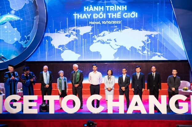 Các lãnh đạo khối học thuật và các lãnh đạo khối doanh nghiệp cùng thể hiện cam kết sẽ hỗ trợ các sinh viên VinUni trong quá trình học tập, phát triển.