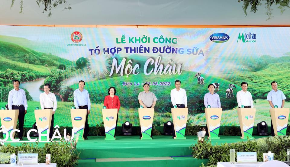 Bà Mai Kiều Liên (áo đỏ) tại sự kiện Khởi công Tổ hợp Thiên đường sữa Mộc Châu hồi tháng 5/2022.