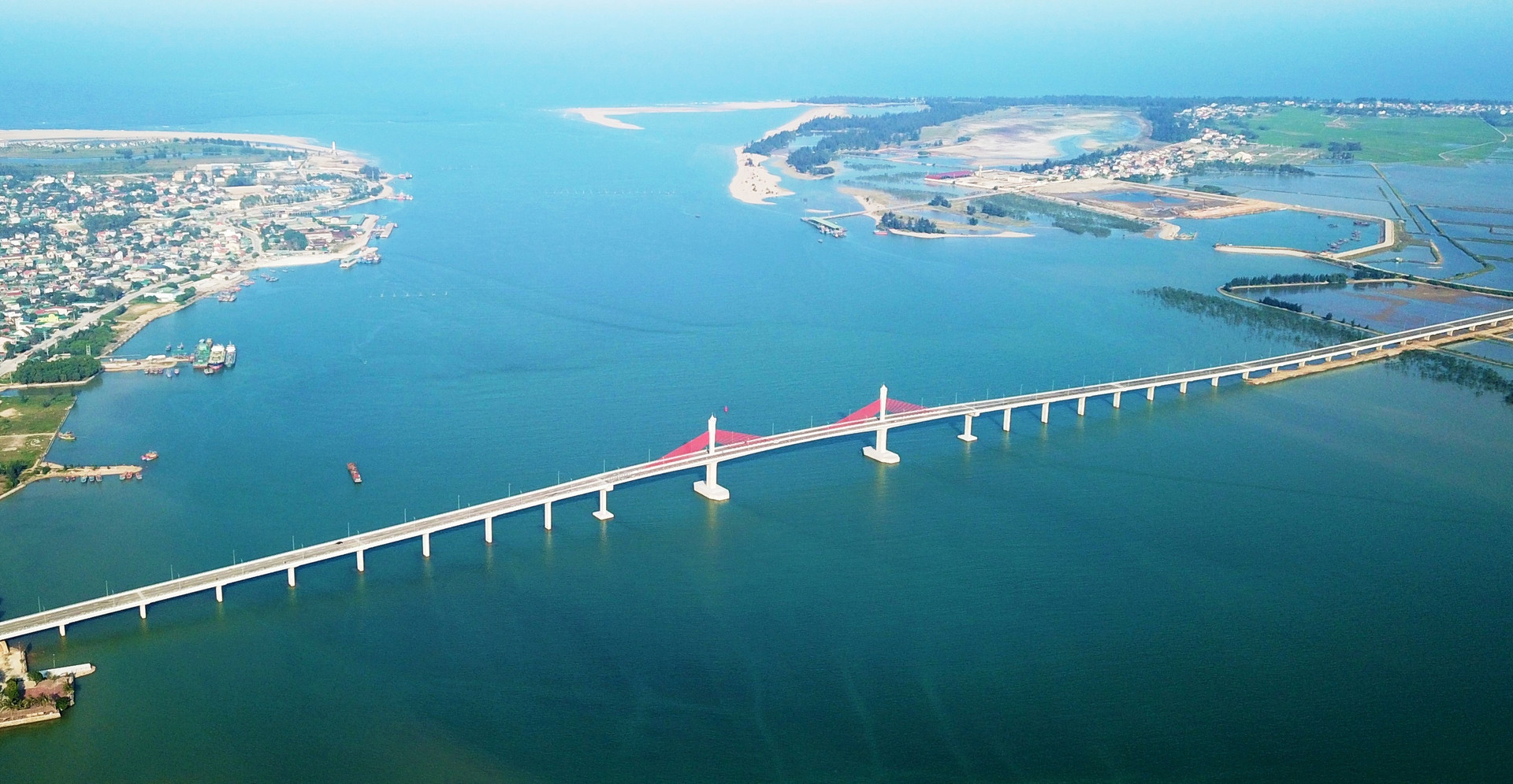 Cầu Cửa Hội nối liền 2 tỉnh Nghệ An và Hà Tĩnh do Tập đoàn CIENCO 4 đảm nhận thi công.