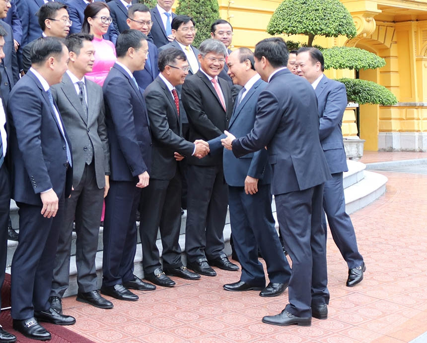 Chủ tịch Nước Nguyễn Xuân Phúc chúc mừng Chủ tịch HĐTV Petrovietnam Hoàng Quốc Vượng.