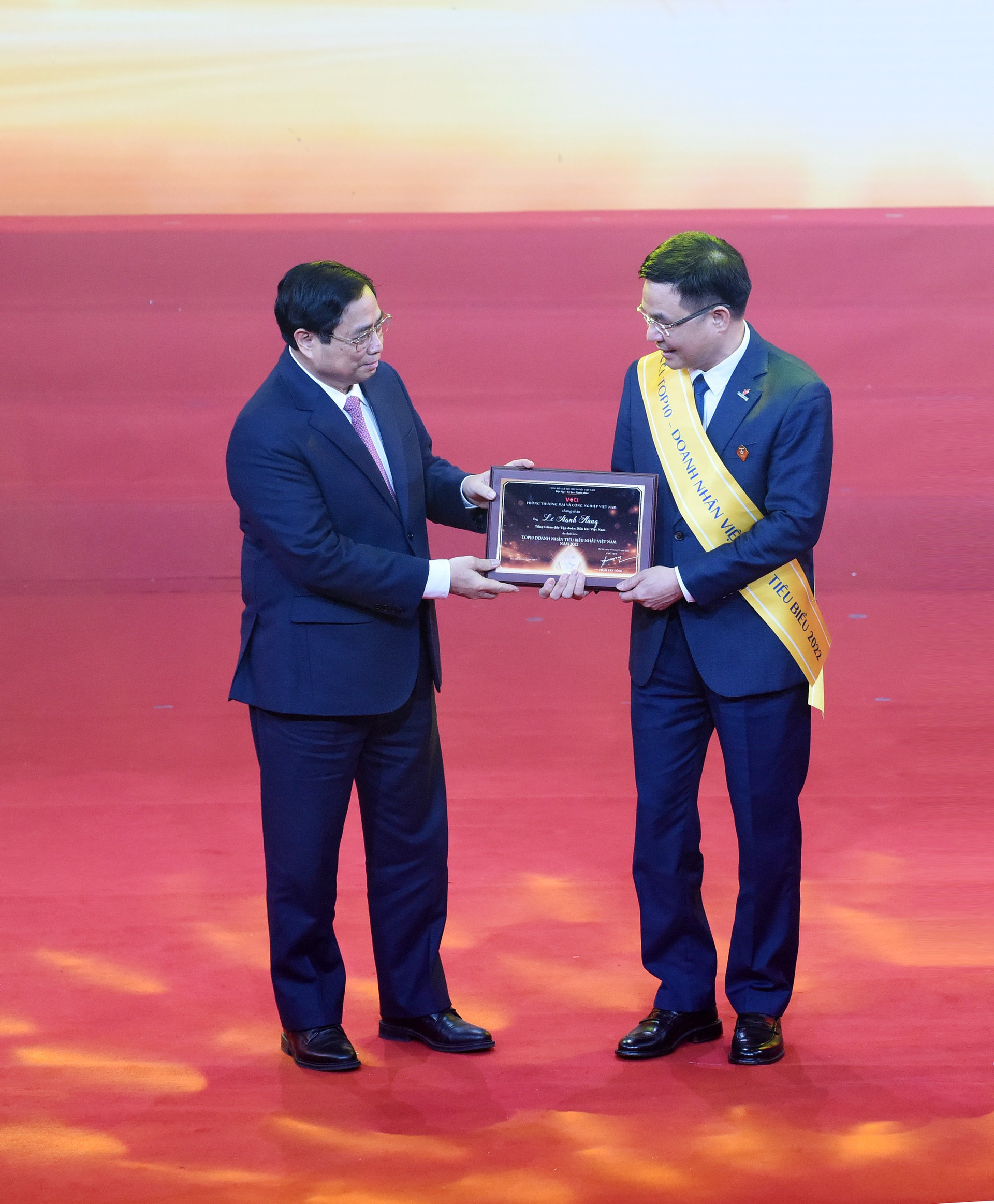 Thủ tướng Phạm Minh Chính trao tặng danh hiệu Top10 Doanh nhân tiêu biểu nhất Việt Nam 2022 cho Tổng Giám đốc Petrovietnam Lê Mạnh Hùng.