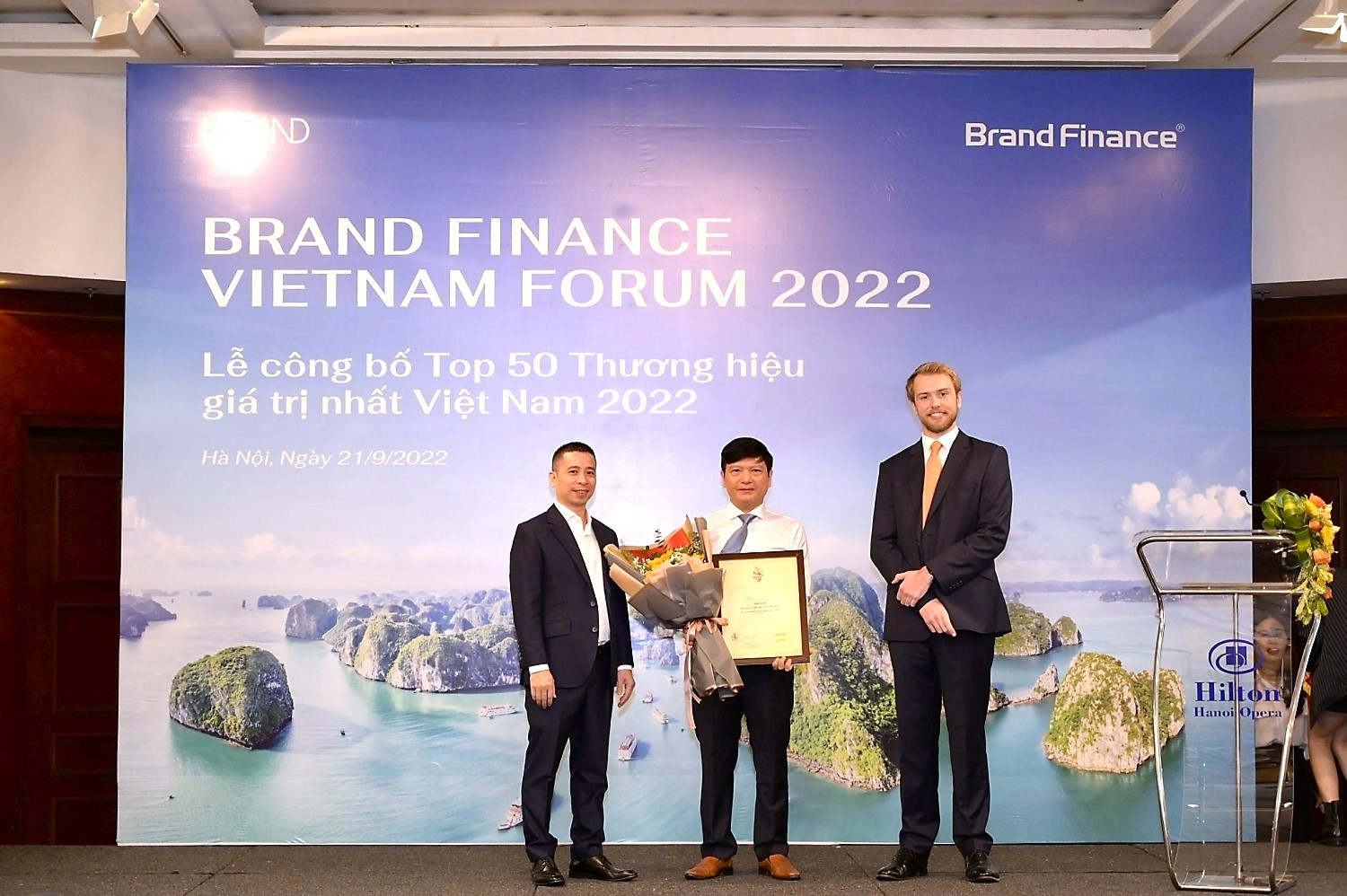 Đại diện Petrovietnam nhận vinh danh Top 10 thương hiệu giá trị nhất Việt Nam năm 2022.