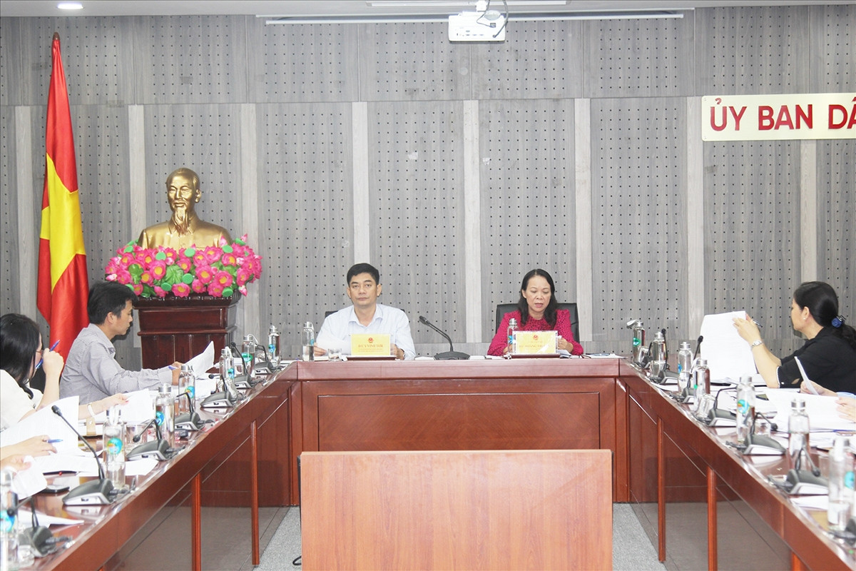 Thứ trưởng, Phó Chủ nhiệm UBDT Hoàng Thị Hạnh và Thứ trưởng, Phó Chủ nhiệm UBDT Y Vinh Tơr đồng chủ trì phiên họp.